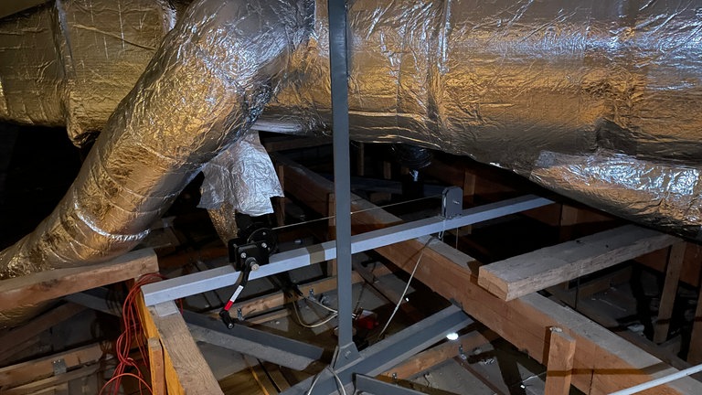 Notdürftig zusammengehaltene Rohre im Theaterturm Trier. Ab Mai wird die Technik aus den 1960er Jahren saniert.