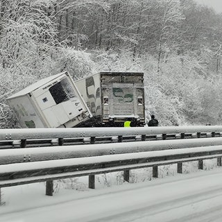 Ein Lkw ist auf der schneeglatten A1 am Samstag verunglückt 