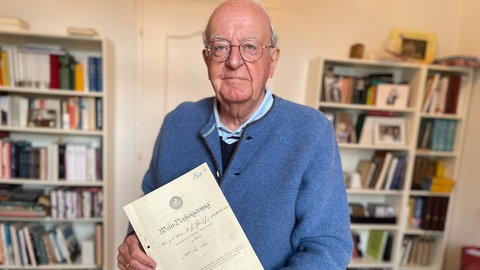 Hans-Hermann Kocks vom Weingut Thanisch Erben mit alten Unterlagen, die belegen, wie stark die Weinpreise vor einhundert Jahren in kürzester Zeit gefallen sind.