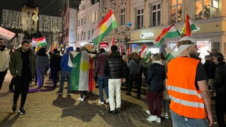 Bei einer Demonstration in Trier hat ein Mann am Dienstagabend einen Böller geworfen