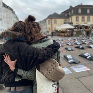 Zwei Frauen trauern in Trier gemeinsam um die Opfer bei den Protesten gegen das Mullah-Regime im Iran.