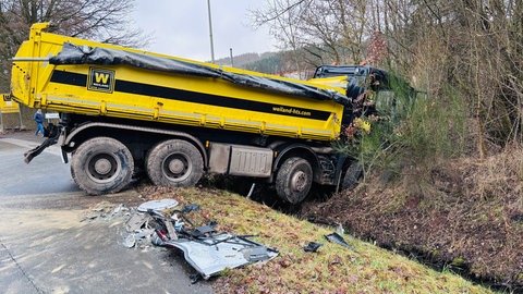 Beim Zusammenstoß zwischen einem Schulbus und einem LKW auf einer Kreisstraße in der Vulkaneifelkreis sind alle 17 Kinder im Bus unverletzt geblieben.