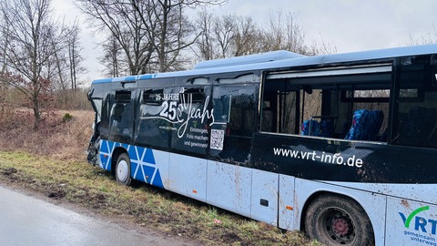 Beim Zusammenstoß zwischen einem Schulbus und einem LKW auf einer Kreisstraße in der Vulkaneifel sind alle 17 Kinder im Bus unverletzt geblieben.