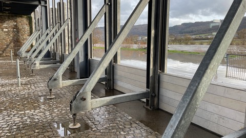 Die Feuerwehr Lieser hat vorsorglich den Hochwasserschutzdamm aufgebaut.