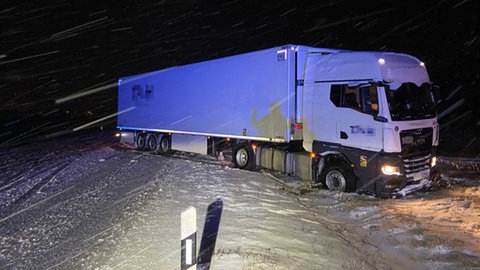 Auf der B327 bei Morbach-Hundheim kam am Sonntag ein Sattelschlepper von der schneeglatten Straße ab. 
