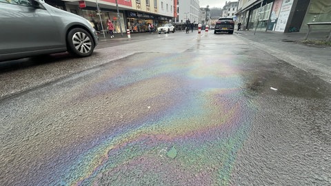 Eine lange Ölspur zieht sich durch Teile der Trierer Innenstadt.