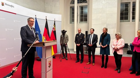 Ministerpräsident Alexander Schweitzer (SPD) hat am Mittwoch Mitarbeiter einer Baufirma geehrt. Sie hatten mit Bohrern den Weg zu verschütteten Hotelgästen in Kröv freigelegt.
