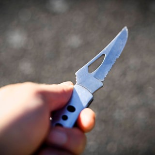 Mit einem Messer soll ein 21-Jähriger aus Kinderbeuern auf einen Bekannten eingestochen haben. Jetzt ist er wegen Mord angeklagt worden.