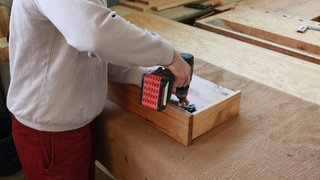 Ein Gefangener der JVA Wittlich arbeitet in der Gefängnis-internen Schreinerei