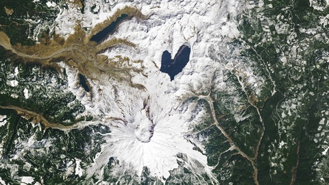Der "Spirit Lake", der durch den Ausbruch des Vulkans Mount St. Helen im Jahr 1980 eine Herzform erhielt, aufgenommen von einem "Landsat"-Satelliten. 