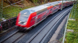 Zwischen Trier und Köln sollen für ein Jahr wieder Züge über die Eifelstrecke fahren. 