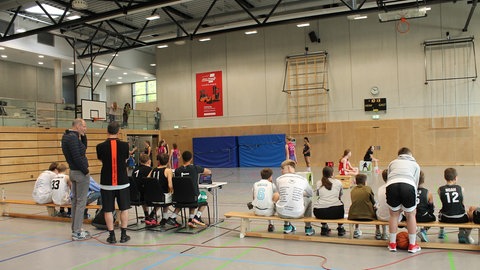 Viele Sportmannschaften beschweren sich seit Monaten über den glatten Boden in der Trierer Sporthalle am Mäusheckerweg. Jetzt hat die Stadt die Halle gesperrt.