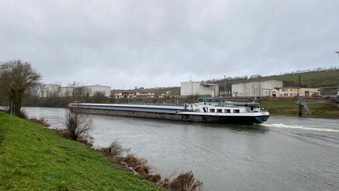 Das Tanklager im Hafen Mertert liegt direkt gegenüber vom Moselufer in Temmels.