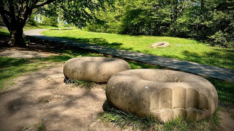 Donuts aus Sandstein als Sitzgelegenheit auf dem Schulhof des Friedrich-Spee-Gymnasiums in Trier