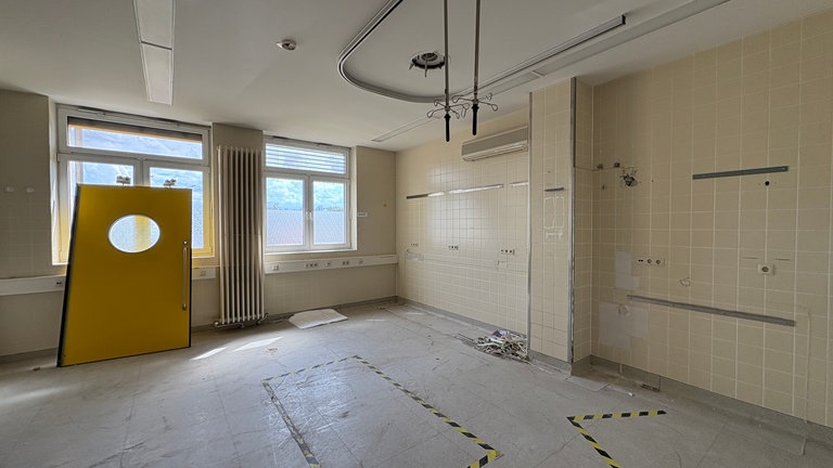 Im Erstaufnahmeraum sieht man noch, wie das Krankenhaus Trier-Ehrang einmal von innen aussah.