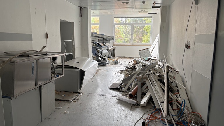Die verschiedenen Baustoffe im ehemaligen Krankenhaus Trier-Ehrang müssen richtig getrennt und entsorgt werden.