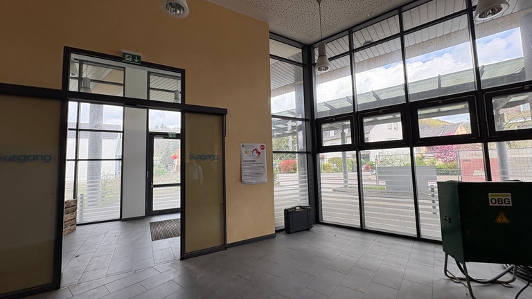 Der ehemalige Eingangsbereich im Krankenhaus Trier-Ehrang soll abgerissen werden und einem neuen Eingang mit Holzfassade Platz machen.