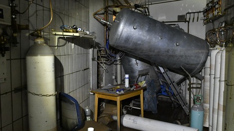 Heizkessel wurden bei der Flut 2021 durch den Keller geschleudert, medizinische Geräte beschädigt. Zukünftig soll die Heizung deshalb im Erdgeschoss und ersten Stock installiert werden.