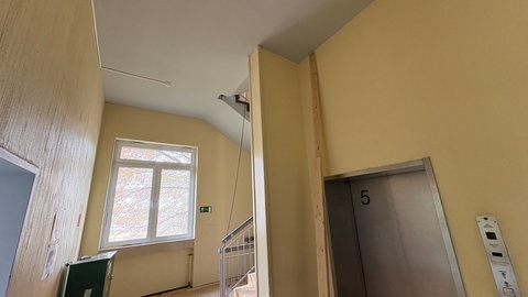 Die Decken im Gebäude, wie hier in einem Treppenhaus, sind teils fünf Meter hoch. Als es noch als Krankenhaus genutzt wurde, waren sie größtenteils abgehängt, um Technik unterzubringen.