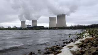 Das drittgrößte Atomkraftwerk Frankreichs in Cattenom wird mit seinen vier Kühltürmen noch mindestes zehn Jahre weiter laufen.