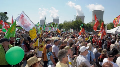 Auch Jahrzehnte nach dem Reaktorunfall in Tschernobyl und nachdem das AKW Cattenom ans Netz gegangen ist, demonstrieren noch Menschen gegen das französische Kernkraftwerk (hier 2011).