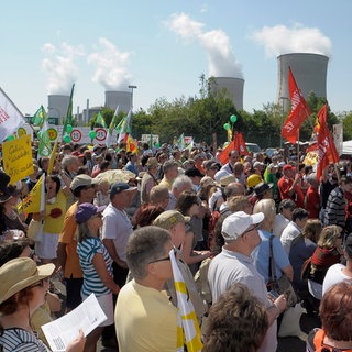 Auch Jahrzehnte nach dem Reaktorunfall in Tschernobyl und nachdem das AKW Cattenom ans Netz gegangen ist, demonstrieren noch Menschen gegen das französische Kernkraftwerk (hier 2011).