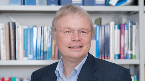 Professor Dr. Wolfgang Lutz, Leiter der Abteilung klinische Psychologie und Psychotherapie an der Universität Trier kritisiert die fehlende Finanzierung der psychotherapeutischen Ausbildung.