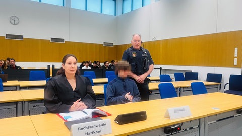 Der 21 Jahre alte Angeklagte hatte am ersten Prozesstag keine Angaben zur Tat gemacht. Am Mittwach das Verfahren wegen verscuhten Mordes am Landgericht begonnen. 