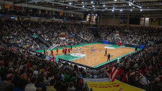 Ausverkaufte Arena bei Basketballspiel der Gladiators Trier