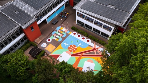 Der bunte Schulhof in Wiltingen ist nicht nur schön anzusehen, sondern kann auch für den Unterricht genutzt werden.