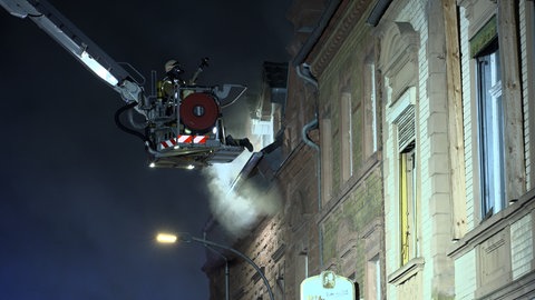 Einsatz der Feuerwehr und der Polizei Wittlich aufgrund eines Brandes im Gebäude des ehemaligen Clubs "Magnum" in der Schloßstraße in Wittlich.
