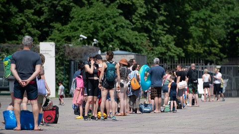 Lange Schlangen vor Freibädern
