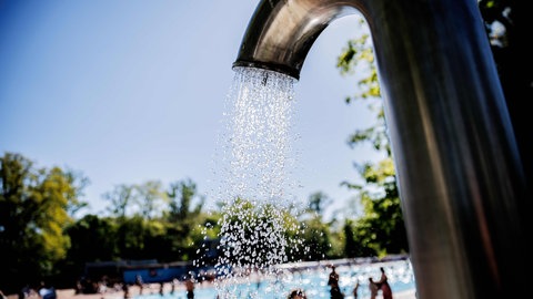 Das heiße Sommerwetter lockte viele Menschen auch in Freibäder der Region Trier.