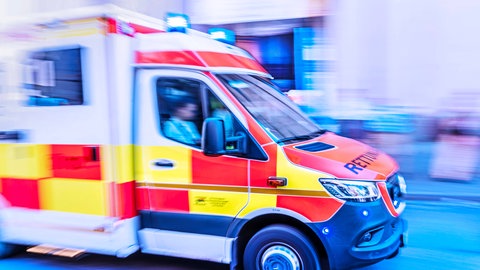 In Trier musste ein Großaufgebot an Rettungskräften Menschen im Trierer Südbad helfen. Einer war wegen der Hitze kollabiert.