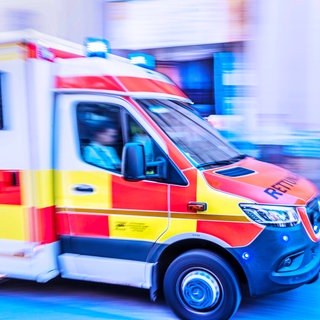 In Trier musste ein Großaufgebot an Rettungskräften Menschen im Trierer Südbad helfen. Einer war wegen der Hitze kollabiert.