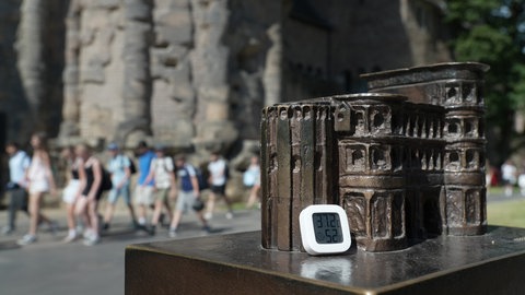Auch Schuklassen schwitzen bei über 37 Grad an der Porta Nigra.