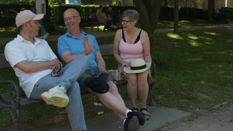 Dieses Ehepaar aus Schweden sucht auch Abkühlung im Trierer Palastgarten.