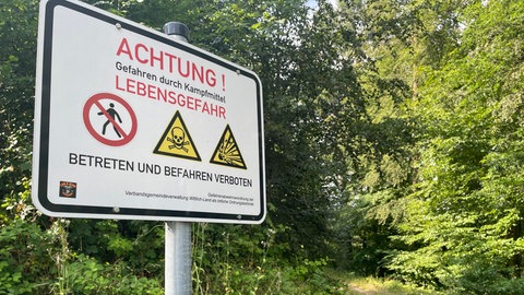 Warnschild im Waldgebiet des ehemaligen Munitionslagers Dodenburg in der Region Trier. Hier dürfen Wege nicht verlassen werden.