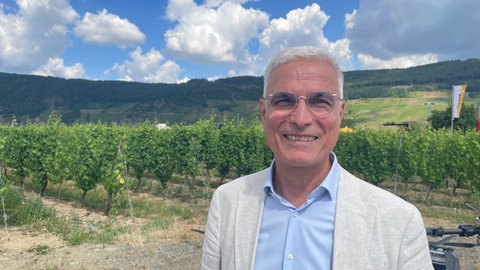 Norbert Müller vom DLR Mosel setzt große Hoffnungen in die autonomen Systeme für den Weinbau. 