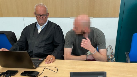 Der Angeklagte im Prozess um versuchten Totschlag am Landgericht Trier mit seinem Anwalt.