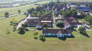 Das Gelände Schönfelderhof in Zemmer ist weitläufig. Hier leben viele psychisch kranke Menschen. 