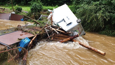 Baumstämme, Möbel und ein Wohnwagen - die Wassermassen der Nims rissen in Schönecken alles mit sich mit.