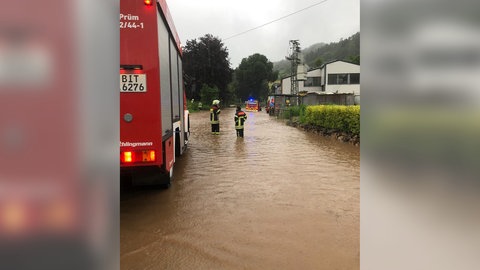 Überflutete Keller und Straßen - die Feuerwehr hatte in Schönecken viel zu tun.