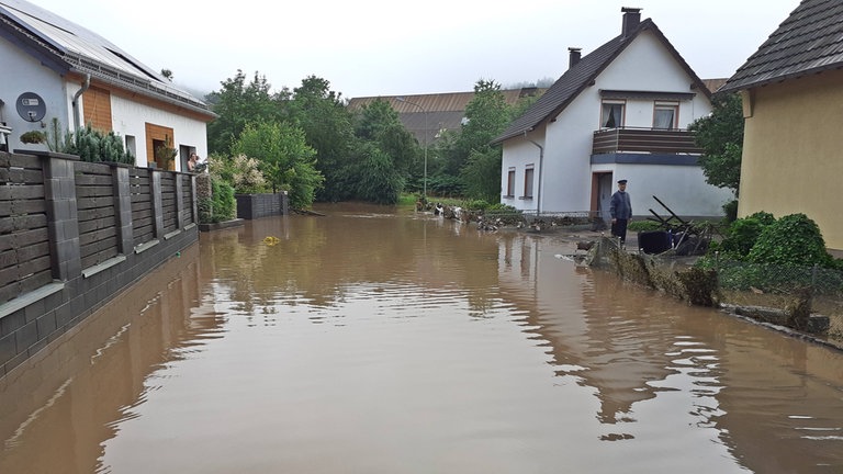 Auch die Straße "Römerwall" in Jünkerath in der Eifel wurde vom Hochwasser erfasst. 