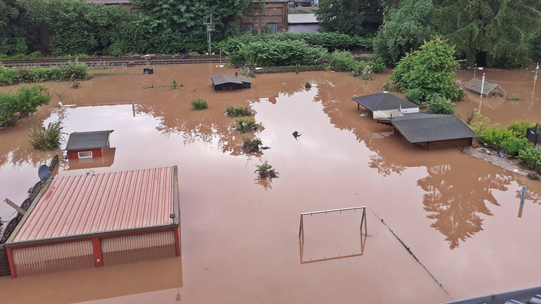 Hochwasser überschwemmte in Jünkerath in der Eifel viele Gärten.