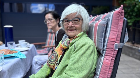 Anwohnerin Gabriele Schablitzki weiß, dass sie sich auf ihre Nachbarn in Jünkerath in der Eifel immer verlassen kann.