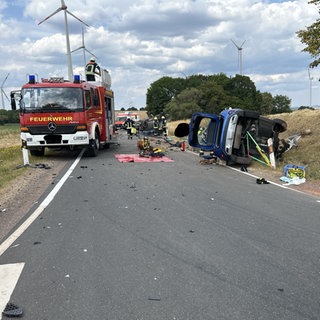 Bei Heckhuscheid (Eifelkreis Bitburg-Prüm) sind bei einem Unfall auf einer Landstraße fünf Menschen verletzt worden. Ein zehnjähriges Mädchen schwebt in Lebensgefahr.
