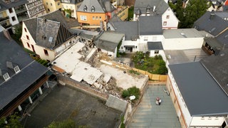 Luftbild vom eingestürzten Hotel in Kröv