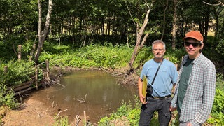 Dr. Thomas Iserloh von der Unteren Naturschutzbehörde Kreis Trier-Saarburg und der physische Geologe Dr. Manuel Seeger sind stolz auf ihr Vorzeige-Hochwasserschutzprojekt.