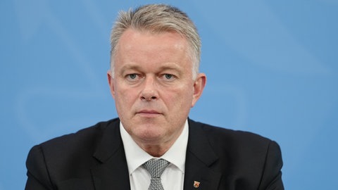 "Die Tat in Trier ist entsetzlich. Ein junger Student wurde brutal und viel zu früh aus dem Leben gerissen", sagte der rheinland-pfälzische Ministerpräsident Gordon Schnieder (CDU).